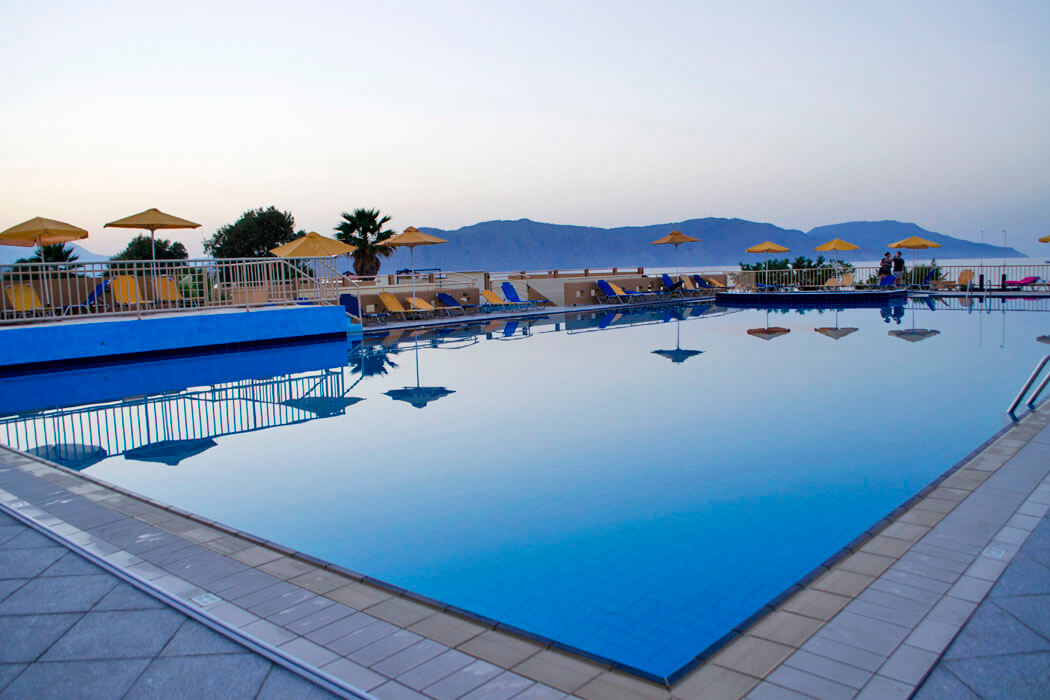 Hotel Kavros Beach - basen po zmierzchu