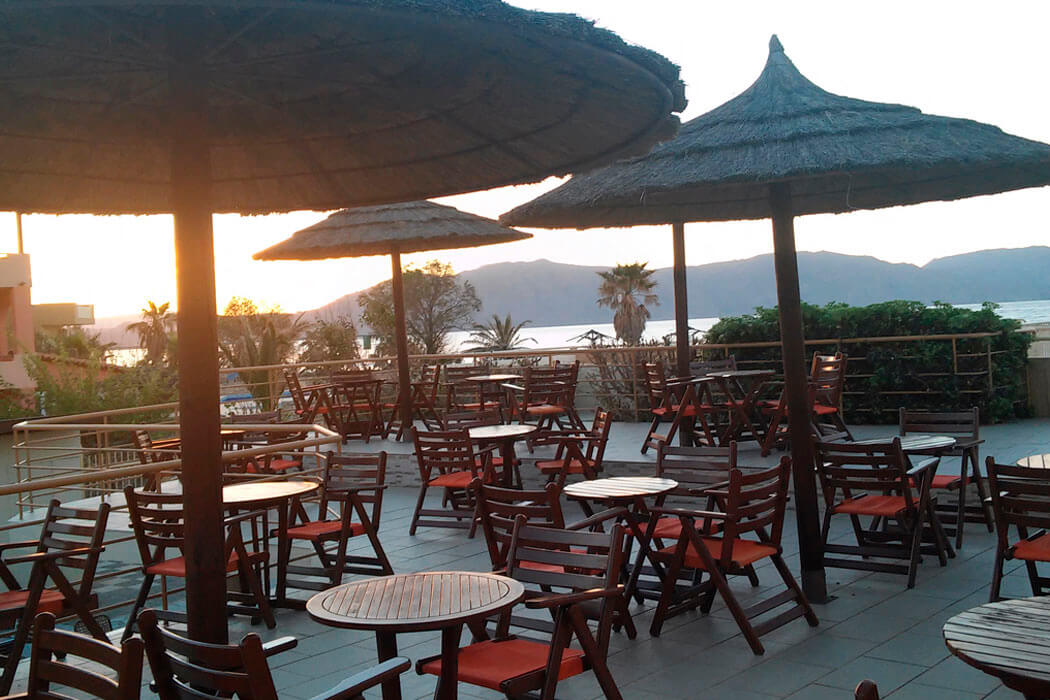 Hotel Kavros Beach - restauracja na tarasie