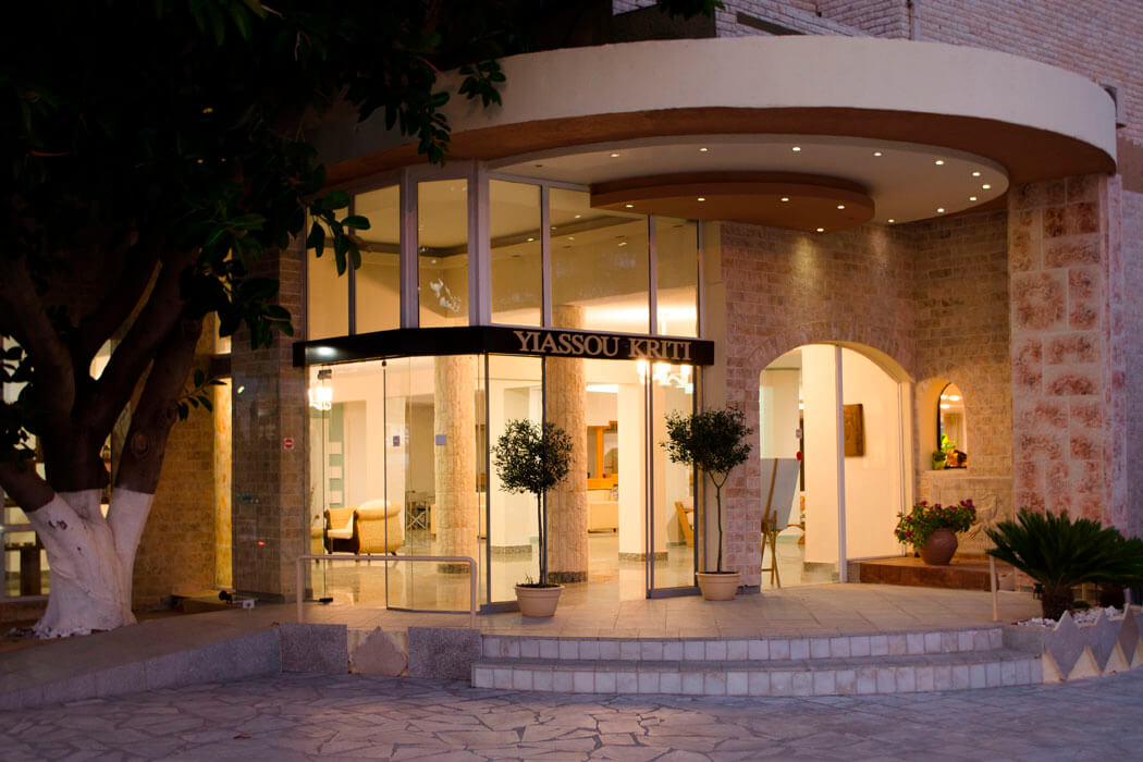 Hotel Kavros Beach - wejście do hotelu wieczorem