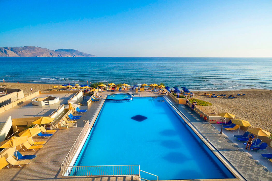Hotel Kavros Beach - widok na basen i morze