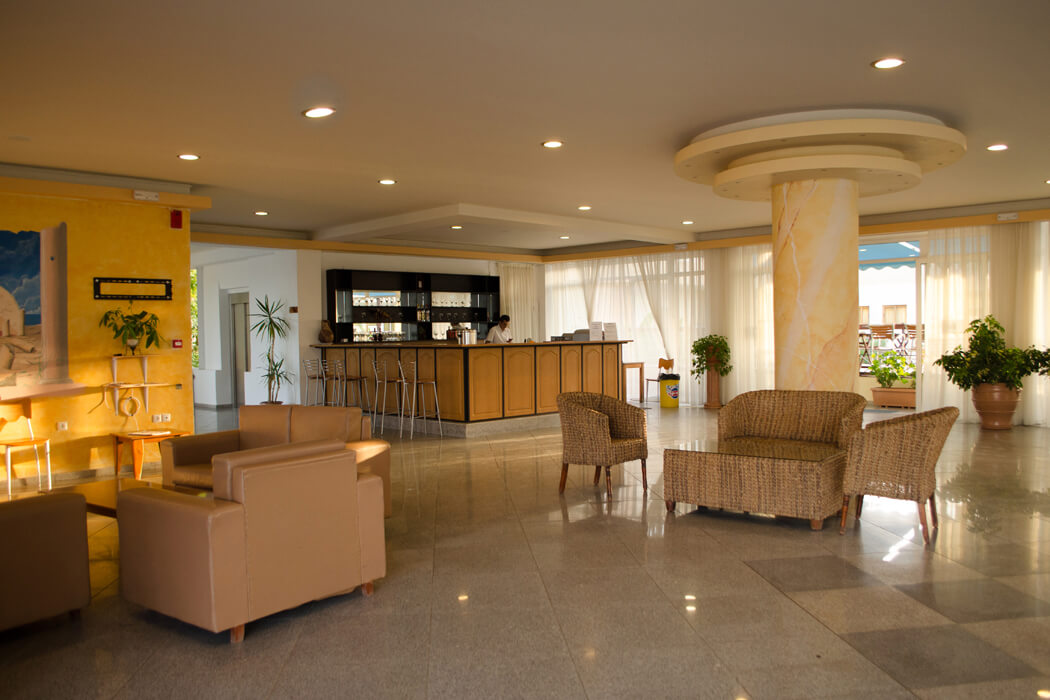 Hotel Kavros Beach - widok na lobby