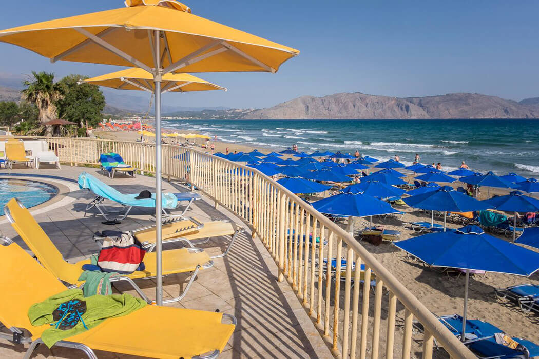 Hotel Kavros Beach - widok na plażę i morze