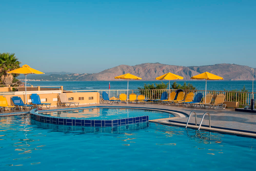 Hotel Kavros Beach - widok z basenu na morze