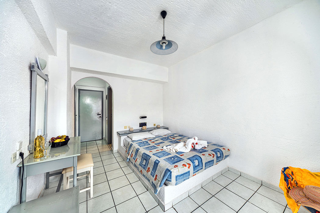 Iro Hotel - przykładowy pokój z jednym łóżkiem