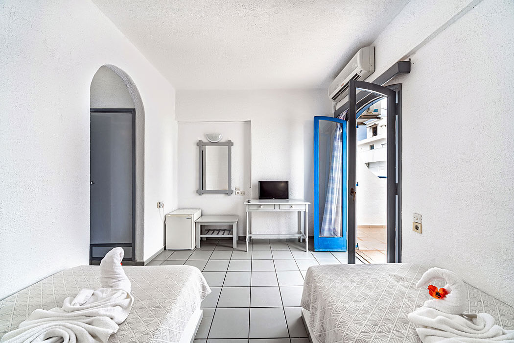 Iro Hotel - przykładowy pokój z dwoma łóżkami