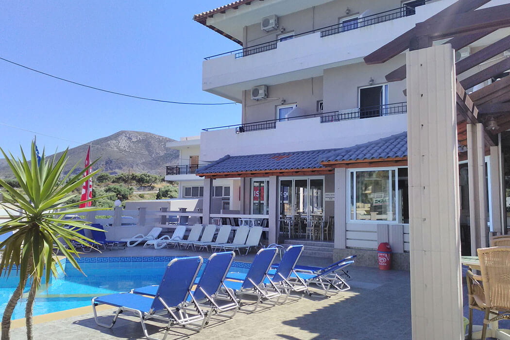 Hotel Simple Hersonissos Sun - widok z basenu na góry