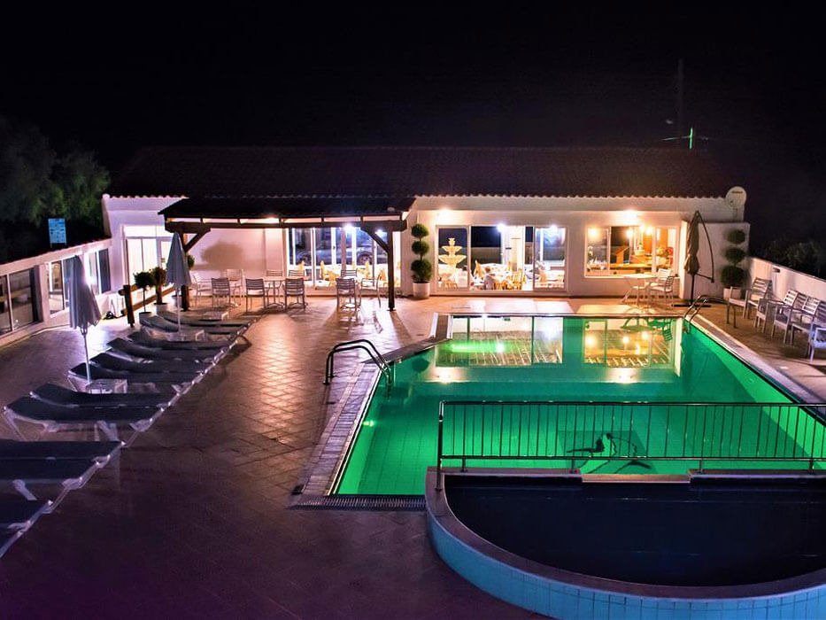 Hotel Kasapakis - podświetlony basen