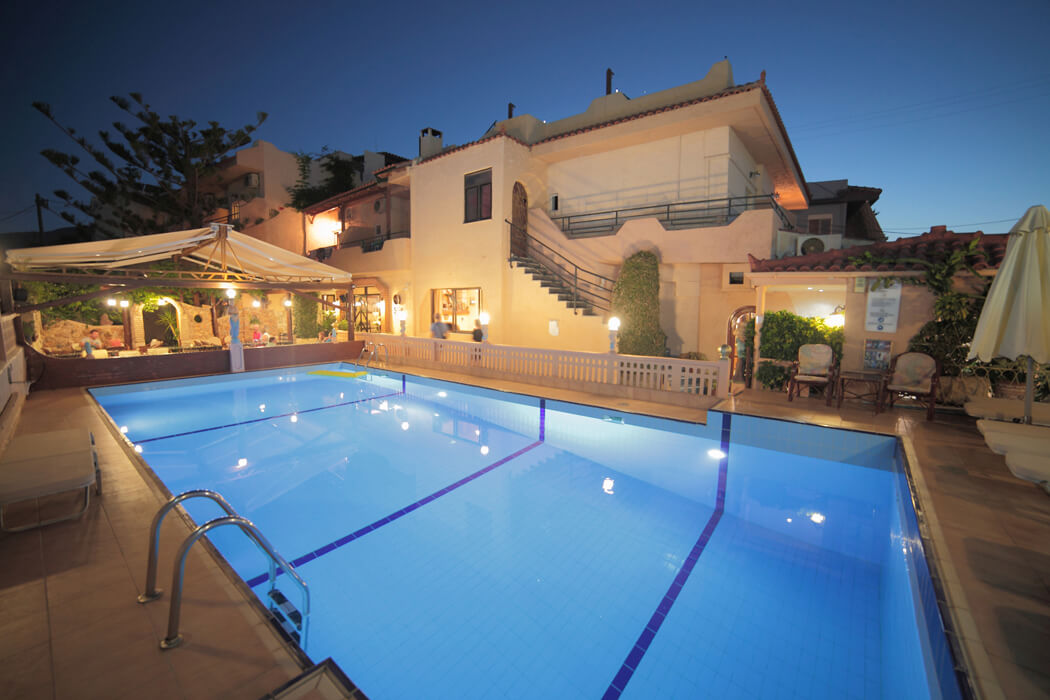 Erato Hotel - podświetlony basen