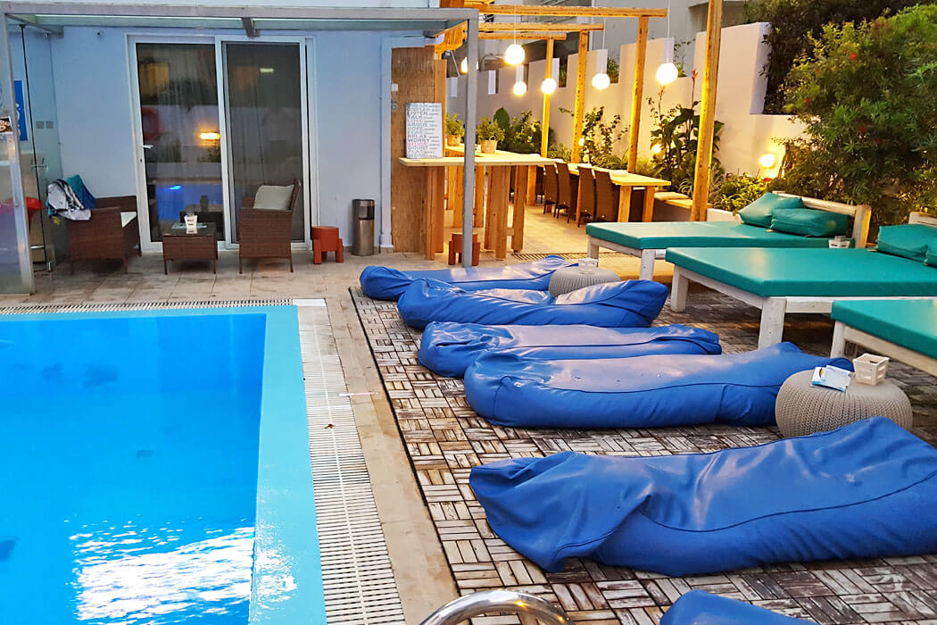 Hotel Parthenon City - pufy i leżaki przy basenie