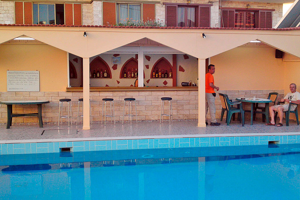 Hotel Tsambika Sun - bar przy basenie
