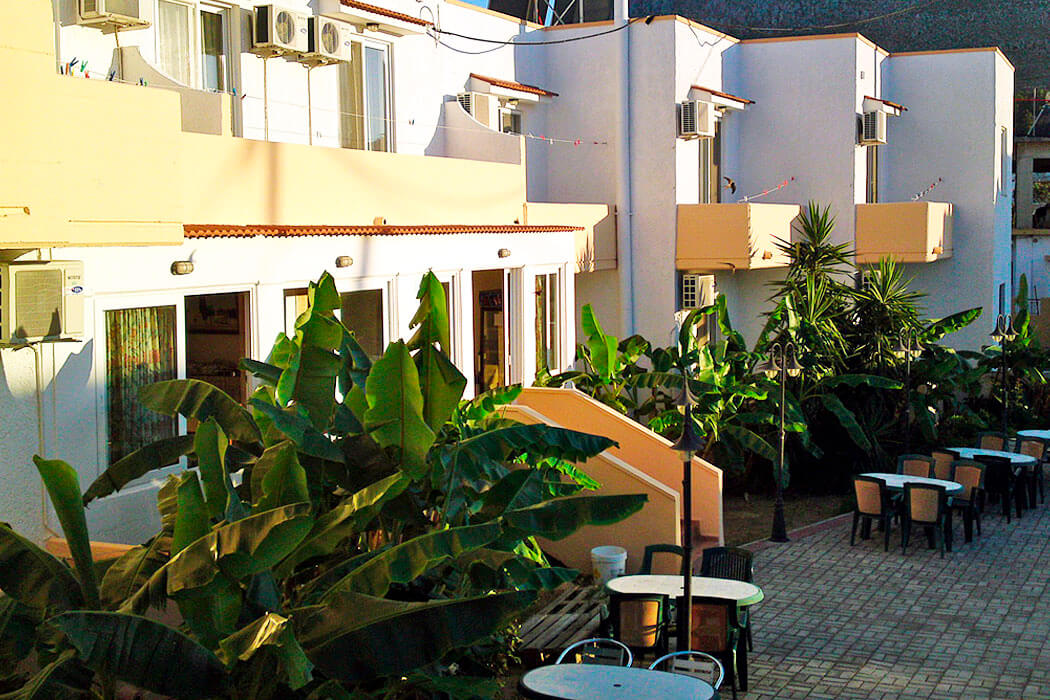 Hotel Tsambika Sun - zieleń przy hotelu