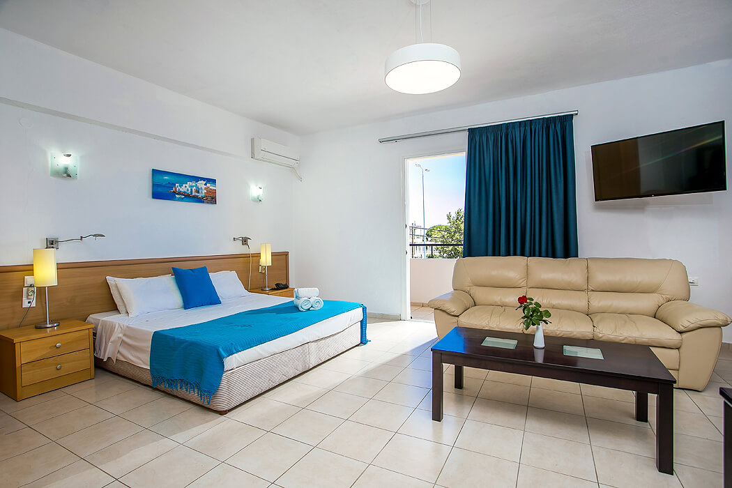 Mon Repos Hotel - family suite with balcony z kanapą