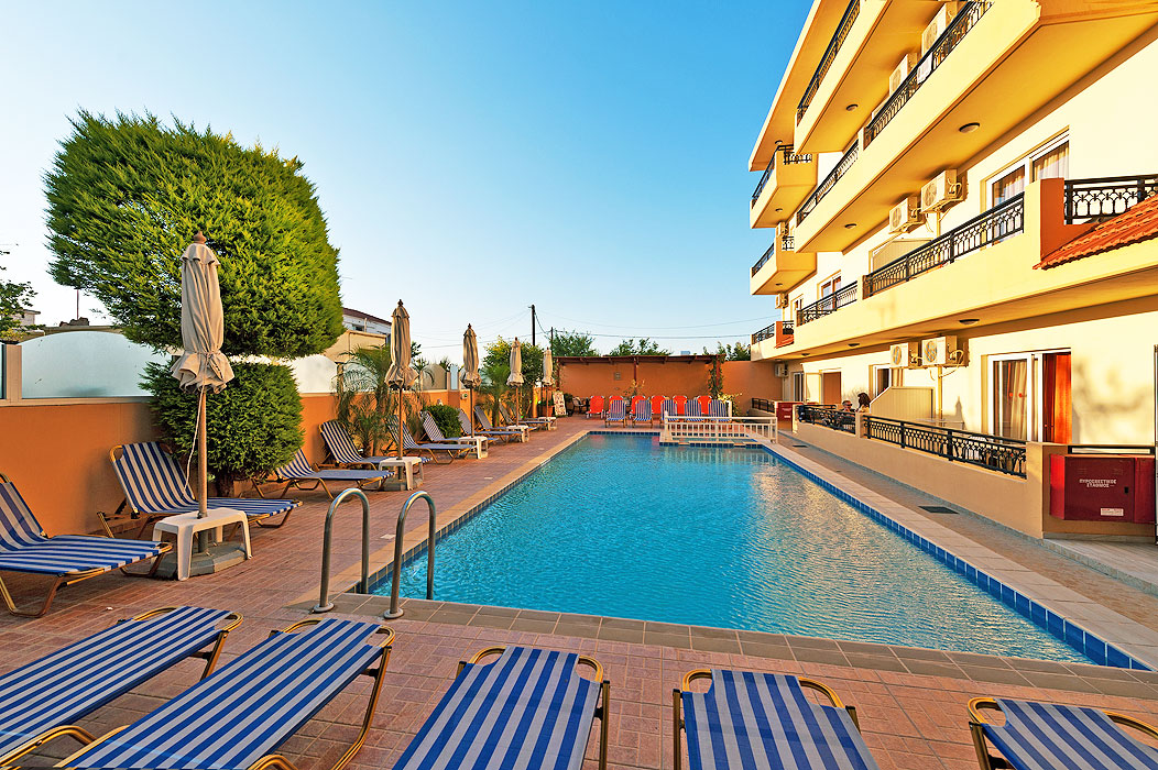 Alea Hotel Rodos - leżaki przy basenie