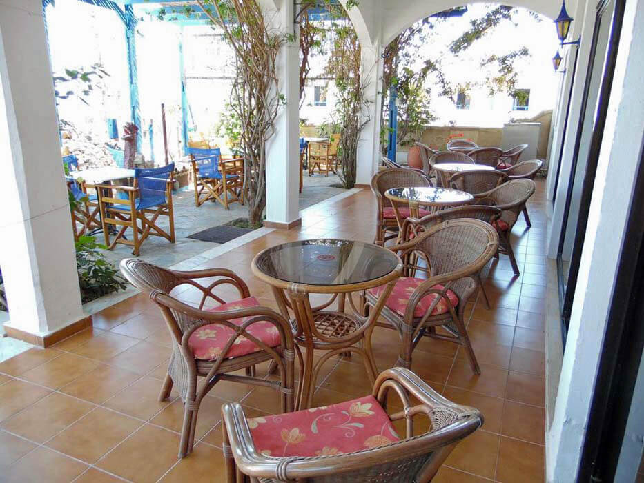 Panorama Hotel Gennadi - stoliki i krzesła