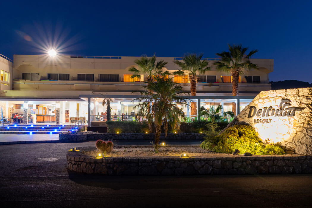 Hotel Delfinia Resort - hotel wieczorową porą