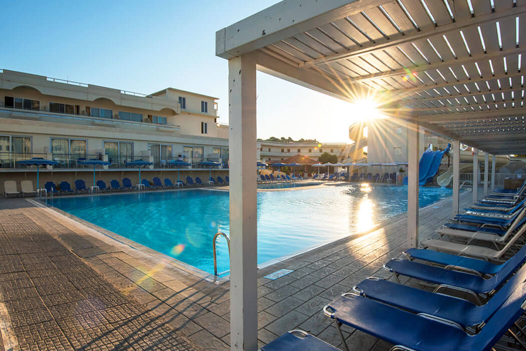 Hotel Delfinia Resort - leżaki przy basenie