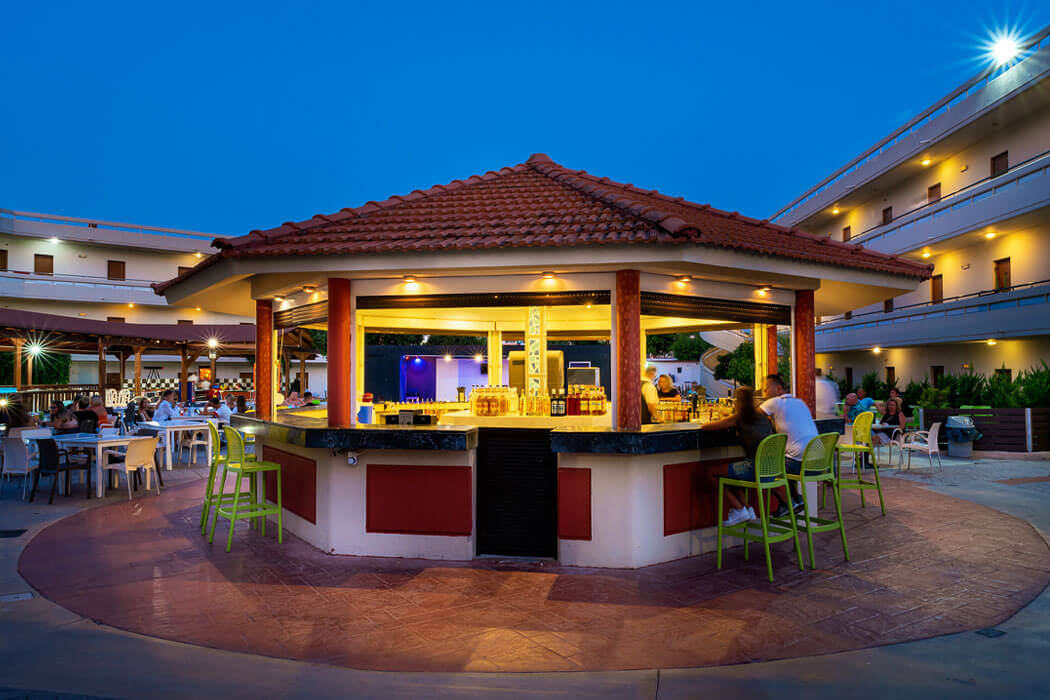 Hotel Delfinia Resort - oświetlony bar przy basenie