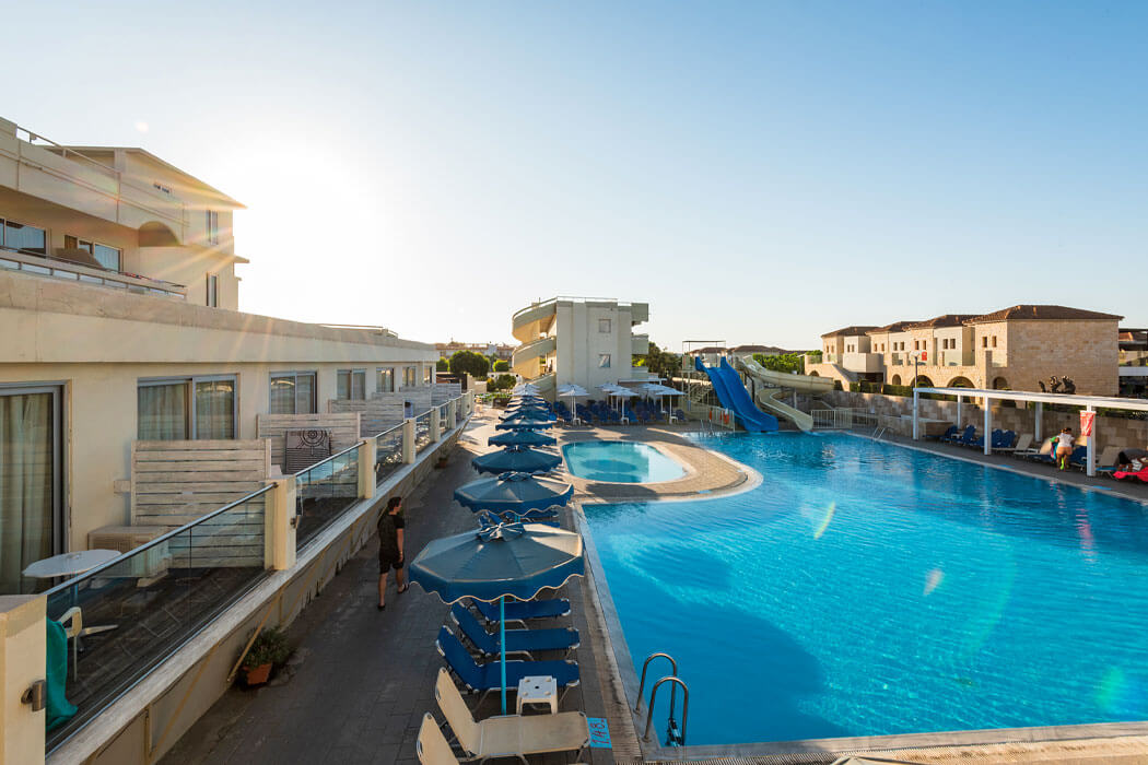 Hotel Delfinia Resort - widok na teren przy basenie