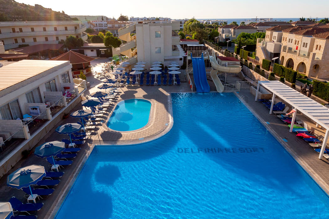 Hotel Delfinia Resort - widok z góry a basen i zjeżdżalnie