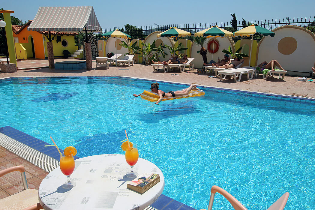 Hotel Grecian Fantasia - drinki przy basenie