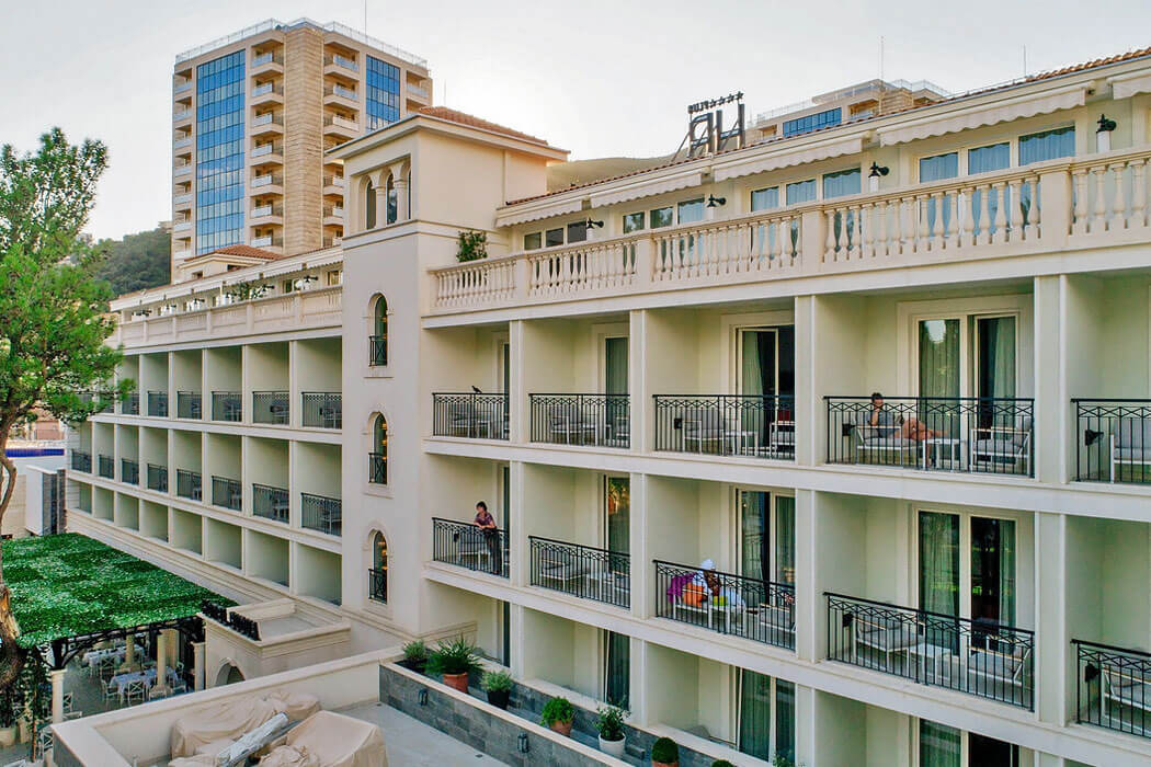 Budva Hotel - widok na balkony