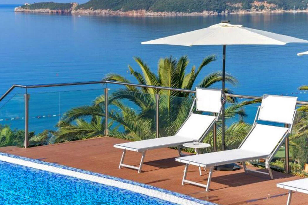 Falkensteiner Hotel (ex. Queen Of Montenegro) - leżaki przy basenie