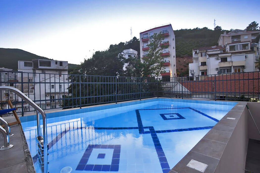 Hotel Twelve - relaks przy basenie